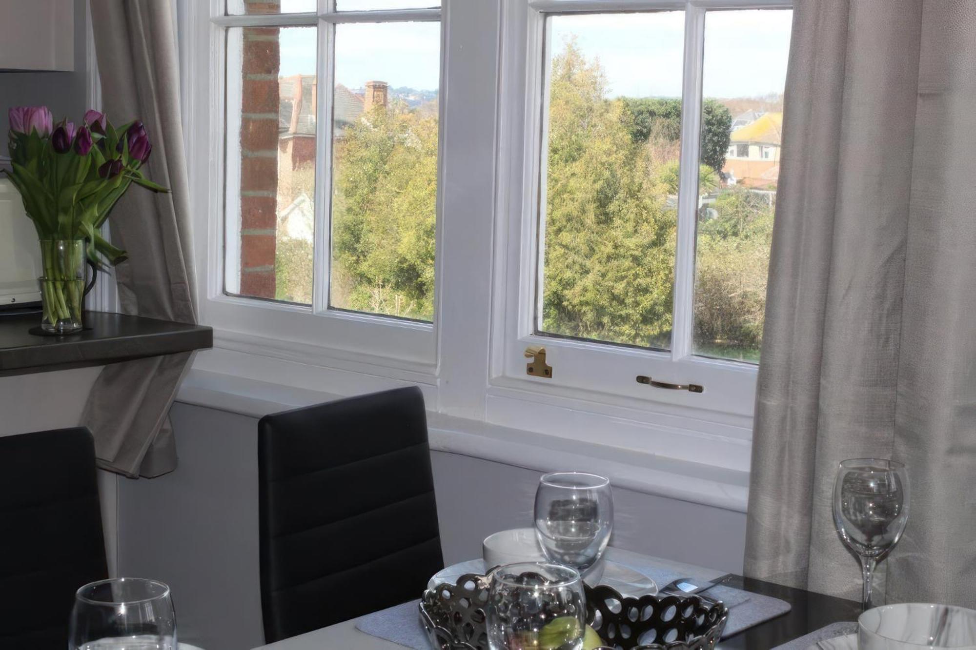 Lovely 2 Bed 2 Bath Flat With Free Parking Poole Dış mekan fotoğraf